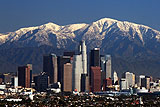 Los Angeles skyline and San Gabriel mountains von Nserrano